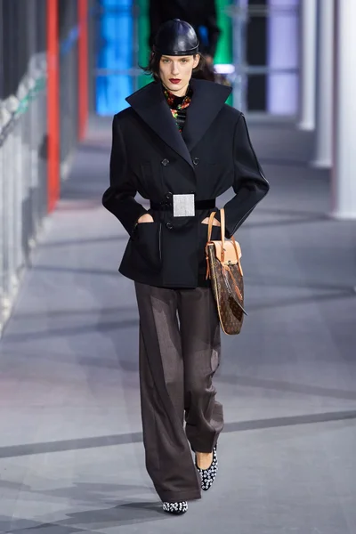 Look 16
